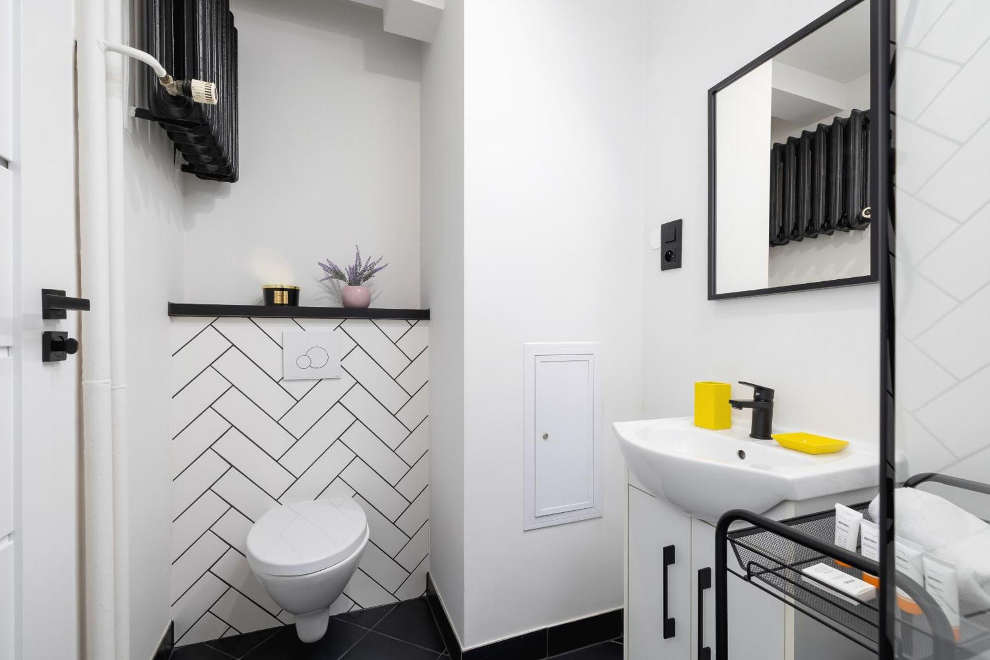 Center One-bedroom With Bathtub By Renters Apartment *
