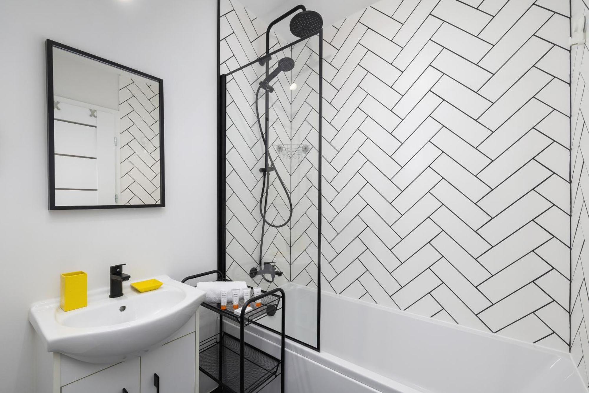 Center One-bedroom With Bathtub By Renters Apartment